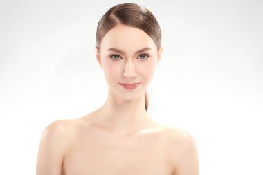 Beyaz arka planda temiz tenli güzel bir kadın, yüz bakımı, yüz bakımı, kozmetoloji, güzellik ve kaplıca, kadın portresi..