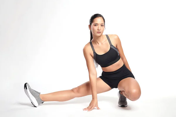 Eine Asiatische Frau Trainiert Sportanzug Mit Weißem Hintergrund — Stockfoto