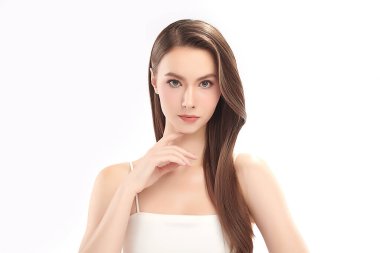 Beyaz arka planda temiz tenli güzel bir kadın, yüz bakımı, yüz bakımı, kozmetoloji, güzellik ve kaplıca, kadın portresi..