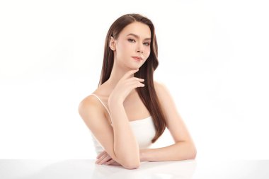 Beyaz arka planda temiz tenli güzel bir kadın, yüz bakımı, yüz bakımı, kozmetoloji, güzellik ve kaplıca, kadın portresi..