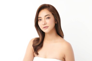 Beyaz arka planda temiz tenli güzel Asyalı kadın, yüz bakımı, yüz bakımı, kozmetoloji, güzellik ve kaplıca, Asyalı kadın portresi.