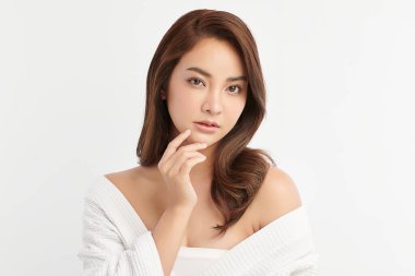 Beyaz arka planda temiz tenli güzel Asyalı kadın, yüz bakımı, yüz bakımı, kozmetoloji, güzellik ve kaplıca, Asyalı kadın portresi.