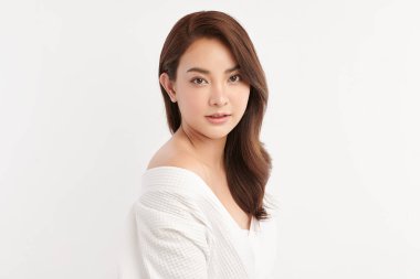 Beyaz arka planda temiz tenli güzel Asyalı kadın, yüz bakımı, yüz bakımı, kozmetoloji, güzellik ve kaplıca, Asyalı kadın portresi.