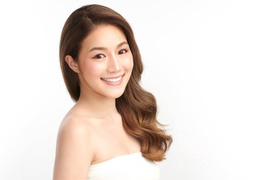 Beyaz arka planda sağlıklı beyaz dişleri olan genç bir kadının güzel gülümsemesi, diş bakımı. Diş hekimi kavramı.