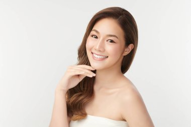 Beyaz arka planda sağlıklı beyaz dişleri olan genç bir kadının güzel gülümsemesi, diş bakımı. Diş hekimi kavramı.