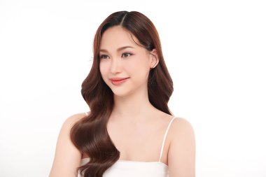 Beyaz arka planda temiz tenli güzel Asyalı kadın, yüz bakımı, yüz bakımı, kozmetoloji, güzellik ve kaplıca, Asyalı kadın portresi.