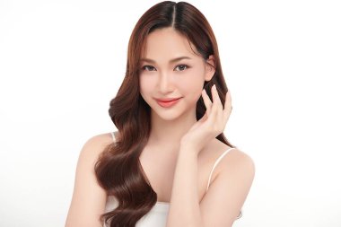 Beyaz arka planda temiz tenli güzel Asyalı kadın, yüz bakımı, yüz bakımı, kozmetoloji, güzellik ve kaplıca, Asyalı kadın portresi.