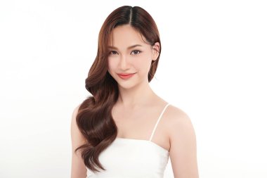 Beyaz arka planda temiz tenli güzel Asyalı kadın, yüz bakımı, yüz bakımı, kozmetoloji, güzellik ve kaplıca, Asyalı kadın portresi.