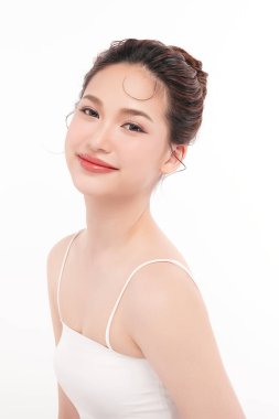 Beyaz arka planda temiz tenli güzel Asyalı kadın, yüz bakımı, yüz bakımı, kozmetoloji, güzellik ve kaplıca, Asyalı kadın portresi.