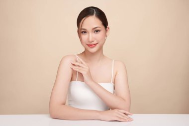 Taze bej arkaplan, yüz bakımı, yüz bakımı, kozmetoloji, güzellik ve kaplıca, Asyalı kadın portresi.