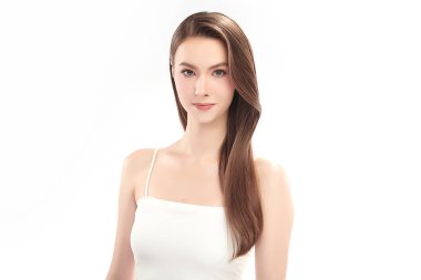 Beyaz arka planda temiz tenli güzel bir kadın, yüz bakımı, yüz bakımı, kozmetoloji, güzellik ve kaplıca, kadın portresi..