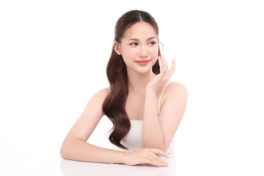 Beyaz arka planda temiz tenli güzel Asyalı kadın, yüz bakımı, yüz bakımı, kozmetoloji, güzellik ve kaplıca, Asyalı kadın portresi.