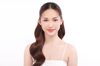 Beyaz arka planda temiz tenli güzel Asyalı kadın, yüz bakımı, yüz bakımı, kozmetoloji, güzellik ve kaplıca, Asyalı kadın portresi.