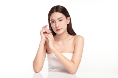 Beyaz arka planda temiz tenli güzel Asyalı kadın, yüz bakımı, yüz bakımı, kozmetoloji, güzellik ve kaplıca, Asyalı kadın portresi.