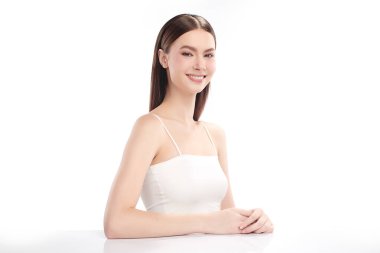 Beyaz arka planda temiz tenli güzel bir kadın, yüz bakımı, yüz bakımı, kozmetoloji, güzellik ve kaplıca, kadın portresi..