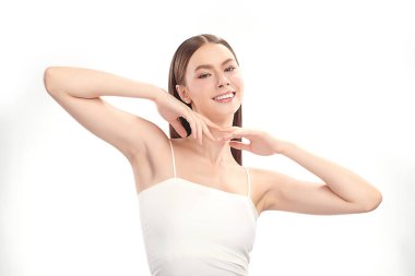 Güzel genç Asyalı kadın temiz ve hijyenik koltuk altlarını göstermek için ellerini kaldırıyor ya da beyaz arka planda koltukaltı, koltukaltı temizliği ve korunma kavramı