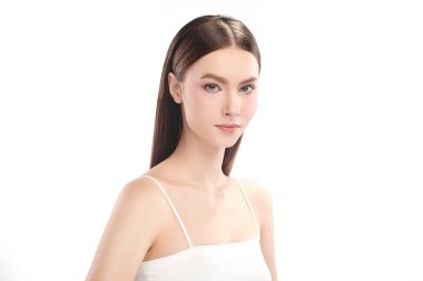 Beyaz arka planda temiz tenli güzel bir kadın, yüz bakımı, yüz bakımı, kozmetoloji, güzellik ve kaplıca, kadın portresi..