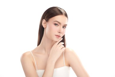 Beyaz arka planda temiz tenli güzel bir kadın, yüz bakımı, yüz bakımı, kozmetoloji, güzellik ve kaplıca, kadın portresi..