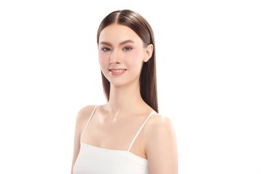 Beyaz arka planda temiz tenli güzel bir kadın, yüz bakımı, yüz bakımı, kozmetoloji, güzellik ve kaplıca, kadın portresi..