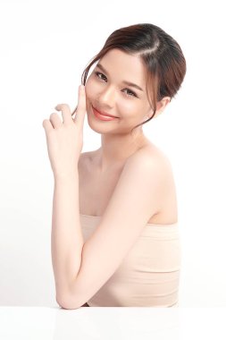 Beyaz arka planda temiz tenli güzel Asyalı kadın, yüz bakımı, yüz bakımı, kozmetoloji, güzellik ve kaplıca, Asyalı kadın portresi.