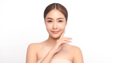 Beyaz arka planda temiz tenli güzel Asyalı kadın, yüz bakımı, yüz bakımı, kozmetoloji, güzellik ve kaplıca, Asyalı kadın portresi.