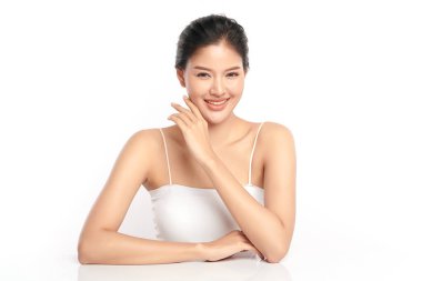 Beyaz arka planda temiz tenli güzel Asyalı kadın, yüz bakımı, yüz bakımı, kozmetoloji, güzellik ve kaplıca, Asyalı kadın portresi.