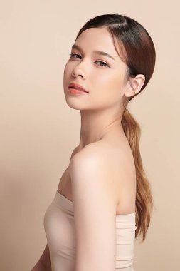 Taze bej arkaplan, yüz bakımı, yüz bakımı, kozmetoloji, güzellik ve kaplıca, Asyalı kadın portresi.