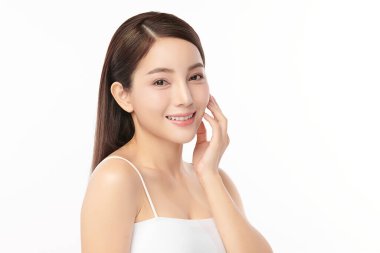 Beyaz arka planda temiz tenli güzel Asyalı kadın, yüz bakımı, yüz bakımı, kozmetoloji, güzellik ve kaplıca, Asyalı kadın portresi.