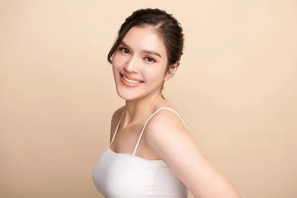 Smuk Ung Asiatisk Kvinde Med Ren Frisk Hud Beige Baggrund - Stock-foto