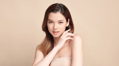 Taze bej arkaplan, yüz bakımı, yüz bakımı, kozmetoloji, güzellik ve kaplıca, Asyalı kadın portresi.