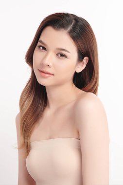 Beyaz arka planda temiz tenli güzel Asyalı kadın, yüz bakımı, yüz bakımı, kozmetoloji, güzellik ve kaplıca, Asyalı kadın portresi.