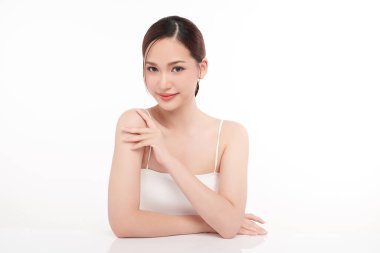 Beyaz arka planda temiz tenli güzel Asyalı kadın, yüz bakımı, yüz bakımı, kozmetoloji, güzellik ve kaplıca, Asyalı kadın portresi.