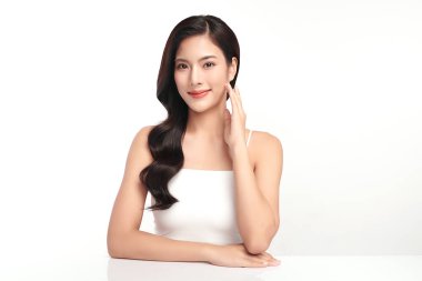 Beyaz arka planda temiz tenli güzel Asyalı kadın, yüz bakımı, yüz bakımı, kozmetoloji, güzellik ve kaplıca, Asyalı kadın portresi.