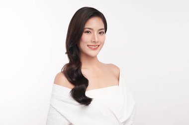 Beyaz arka planda temiz tenli güzel Asyalı kadın, yüz bakımı, yüz bakımı, kozmetoloji, güzellik ve kaplıca, Asyalı kadın portresi.