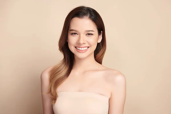 Senyum Indah Wanita Muda Asia Dengan Gigi Putih Yang Sehat — Stok Foto