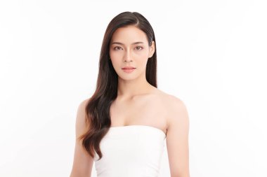 Beyaz arka planda temiz tenli güzel Asyalı kadın, yüz bakımı, yüz bakımı, kozmetoloji, güzellik ve kaplıca, Asyalı kadın portresi.