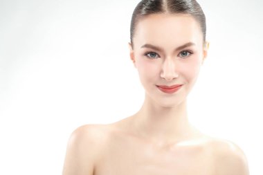 Beyaz arka planda temiz tenli güzel bir kadın, yüz bakımı, yüz bakımı, kozmetoloji, güzellik ve kaplıca, kadın portresi..