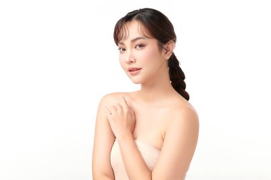 Beyaz arka planda temiz tenli güzel Asyalı kadın, yüz bakımı, yüz bakımı, kozmetoloji, güzellik ve kaplıca, Asyalı kadın portresi.