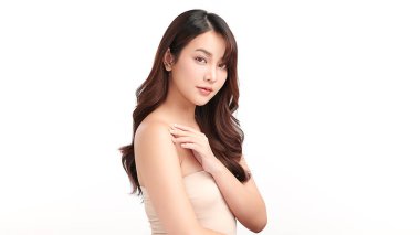 Beyaz arka planda temiz tenli güzel Asyalı kadın, yüz bakımı, yüz bakımı, kozmetoloji, güzellik ve kaplıca, Asyalı kadın portresi.