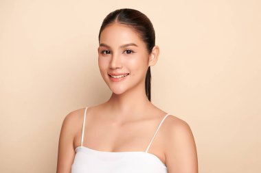 Taze bej arkaplan, yüz bakımı, yüz bakımı, kozmetoloji, güzellik ve kaplıca, Asyalı kadın portresi.