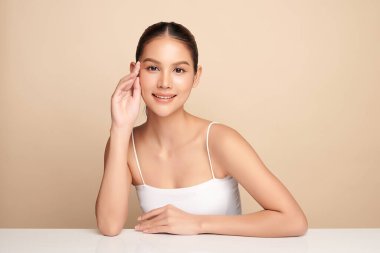 Taze bej arkaplan, yüz bakımı, yüz bakımı, kozmetoloji, güzellik ve kaplıca, Asyalı kadın portresi.