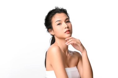 Beyaz arka planda temiz tenli güzel Asyalı kadın, yüz bakımı, yüz bakımı, kozmetoloji, güzellik ve kaplıca, Asyalı kadın portresi.