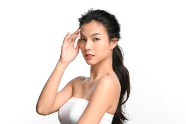 Beyaz arka planda temiz tenli güzel Asyalı kadın, yüz bakımı, yüz bakımı, kozmetoloji, güzellik ve kaplıca, Asyalı kadın portresi.