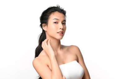 Beyaz arka planda temiz tenli güzel Asyalı kadın, yüz bakımı, yüz bakımı, kozmetoloji, güzellik ve kaplıca, Asyalı kadın portresi.