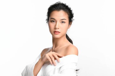 Beyaz arka planda temiz tenli güzel Asyalı kadın, yüz bakımı, yüz bakımı, kozmetoloji, güzellik ve kaplıca, Asyalı kadın portresi.