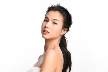 Beyaz arka planda temiz tenli güzel Asyalı kadın, yüz bakımı, yüz bakımı, kozmetoloji, güzellik ve kaplıca, Asyalı kadın portresi.
