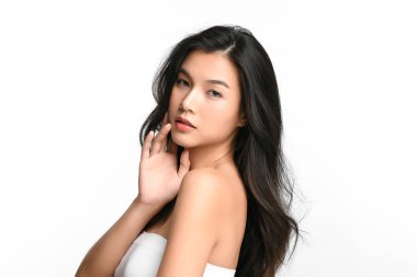 Beyaz arka planda temiz tenli güzel Asyalı kadın, yüz bakımı, yüz bakımı, kozmetoloji, güzellik ve kaplıca, Asyalı kadın portresi.