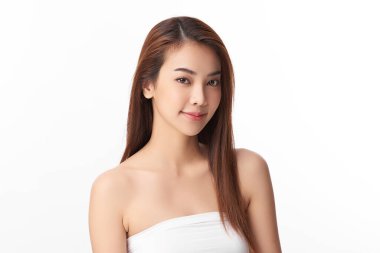 Beyaz arka planda temiz tenli güzel Asyalı kadın, yüz bakımı, yüz bakımı, kozmetoloji, güzellik ve kaplıca, Asyalı kadın portresi.