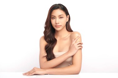 Beyaz arka planda temiz tenli güzel Asyalı kadın, yüz bakımı, yüz bakımı, kozmetoloji, güzellik ve kaplıca, Asyalı kadın portresi.