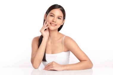 Beyaz arka planda temiz tenli güzel Asyalı kadın, yüz bakımı, yüz bakımı, kozmetoloji, güzellik ve kaplıca, Asyalı kadın portresi.
